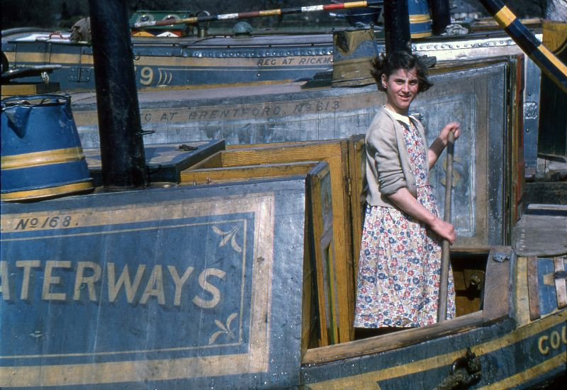 Người phụ nữ lái thuyền ở làng Boxmoor, hạt Hertfordshire. Ảnh: Hardwicke Knight.