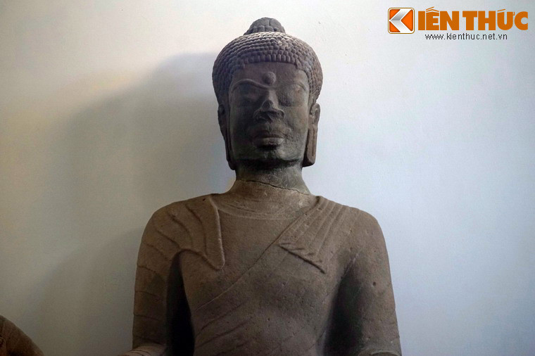 Khuôn mặt tượng vuông vức, cân đối, toát lên vẻ an nhiên, tự tại với đôi mắt nhắm.