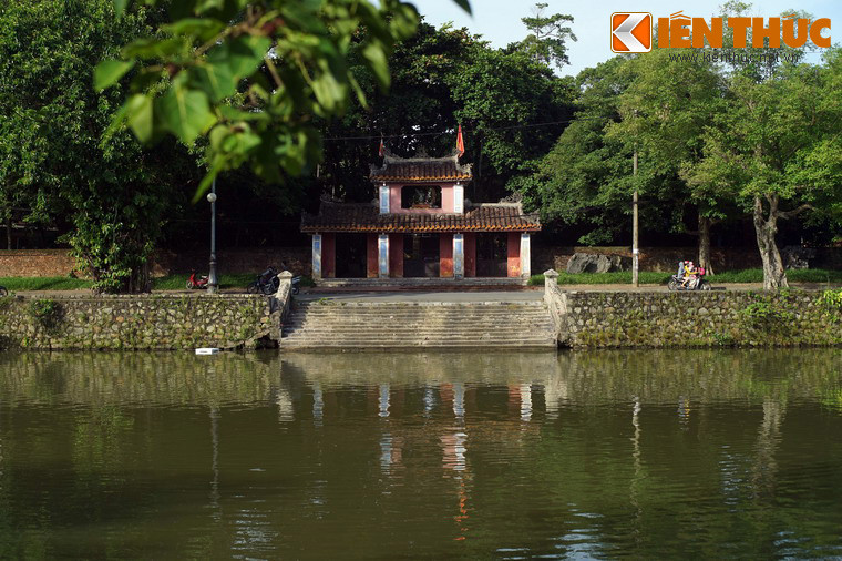 Di tích nổi tiếng nhất trên đường Bạch Đằng là chùa Diệu Đế, một trong bốn ngôi Quốc tự của Cố đô Huế.