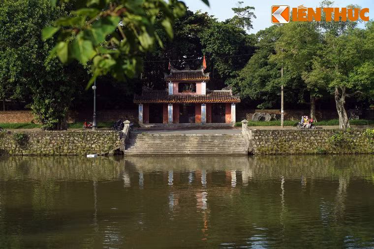 Di tích nổi tiếng nhất trên đường Bạch Đằng là chùa Diệu Đế, một trong bốn ngôi Quốc tự của Cố đô Huế.