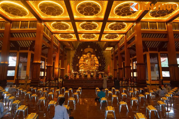 Ánh sáng lung linh trong chính điện làm tôn thêm vẻ uy nghiêm của tượng Đức Phật Thích Ca Mâu Ni ở trung tâm.