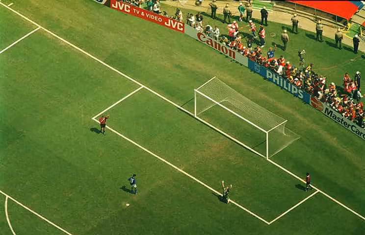 Góc chụp từ trên cao cho thấy sự cô đơn tột cùng của danh thủ Italia Roberto Baggio sau khi thực hiện cú đá phạt luân lưu thất bại khiến cúp vô địch rơi vào tay Brazil tại World Cup 1994. Ảnh: The Guardian.
