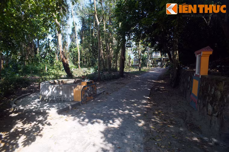 Đến thời vua Gia Long, nước giếng Hàm Long được dùng để tiến vua pha trà hoặc nấu chè sen nên người dân không còn được tiếp cận nguồn nước nữa.