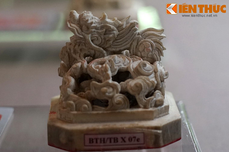 Hình tượng rồng trên ấn ngà "Phác nhi văn đạm nhi vị" được chạm khắc rất kỳ công.