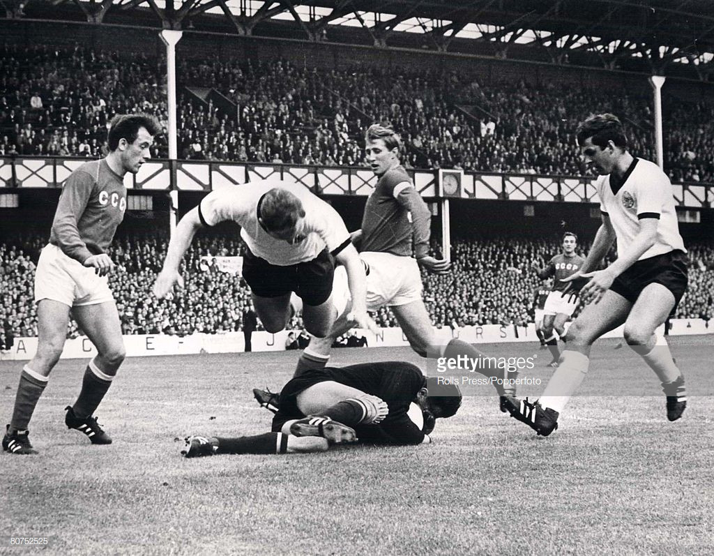 Thủ môn Lev Yashin băng người bắt bóng trong chân cầu thủ Tây Đức Uwe Seeler. Ảnh: Getty.