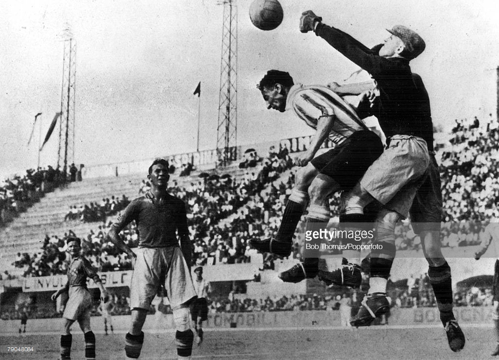 Pha tranh chấp bóng trước cầu môn giữa thủ môn Thụy Điển Rydberg và đội trưởng Argentina De Vincenzi ở trận đầu vòng 1/8 ở Bologna. Thụy Điển thắng chung cuộc 3-2. Ảnh: Getty.