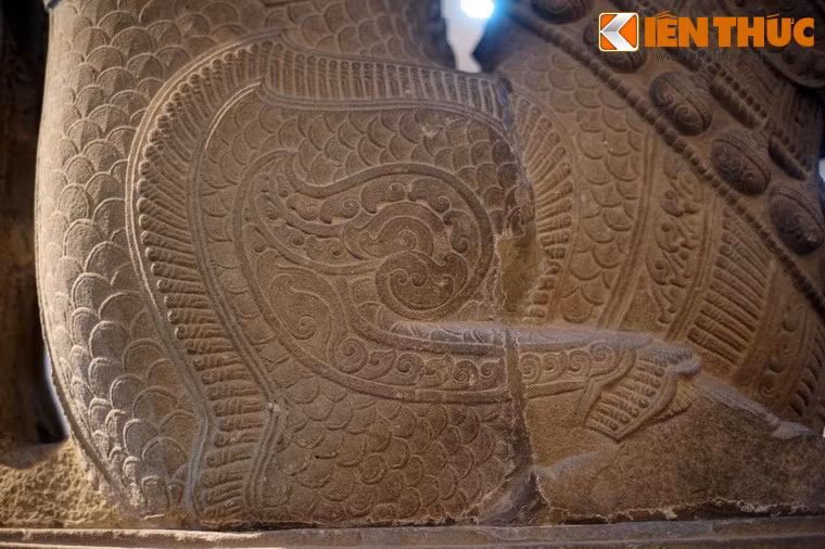 Toàn thân rồng có lớp vẩy được chạm khắc kỳ công.