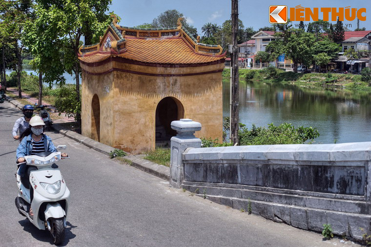 Để ghi nhận tầm quan trọng của dòng sông, các vua Gia Long và Minh Mạng đã cho xây hai nhà bia bên bờ sông làm nơi đặt hai văn bia “Ngự chế Ngự Hà bi ký” (Văn bia của vua về sông Ngự Hà) và “Ngự chế Khánh Ninh kiều bi ký” (Văn bia của vua về cầu Khánh Ninh).