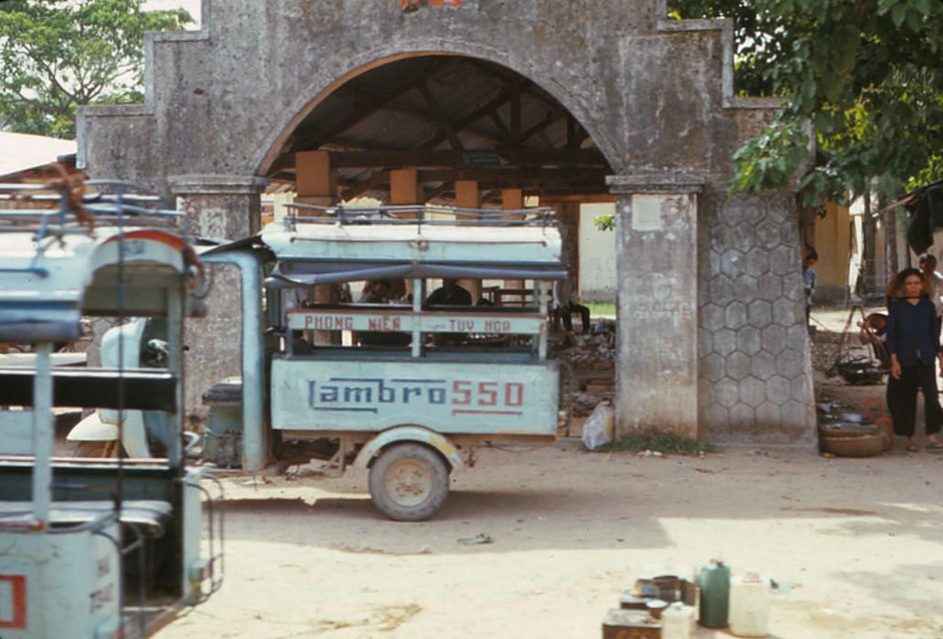 Những chiếc xe lam bên ngoài một khu chợ gần Tuy Hòa. Ảnh: Steve.