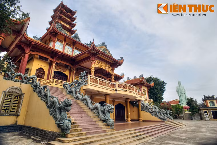 Công trình trung tâm của chùa Long Khánh là khu chính điện bề thế với hai tầng, trong đó tầng trên là điện thờ Phật.