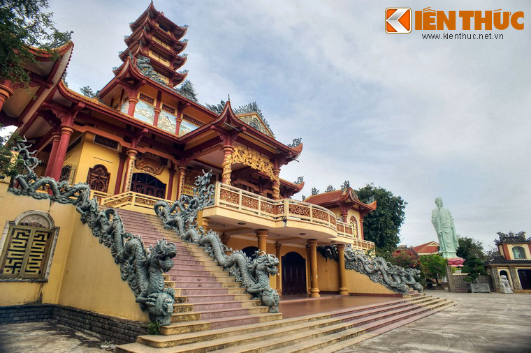 Công trình trung tâm của chùa Long Khánh là khu chính điện bề thế với hai tầng, trong đó tầng trên là điện thờ Phật.