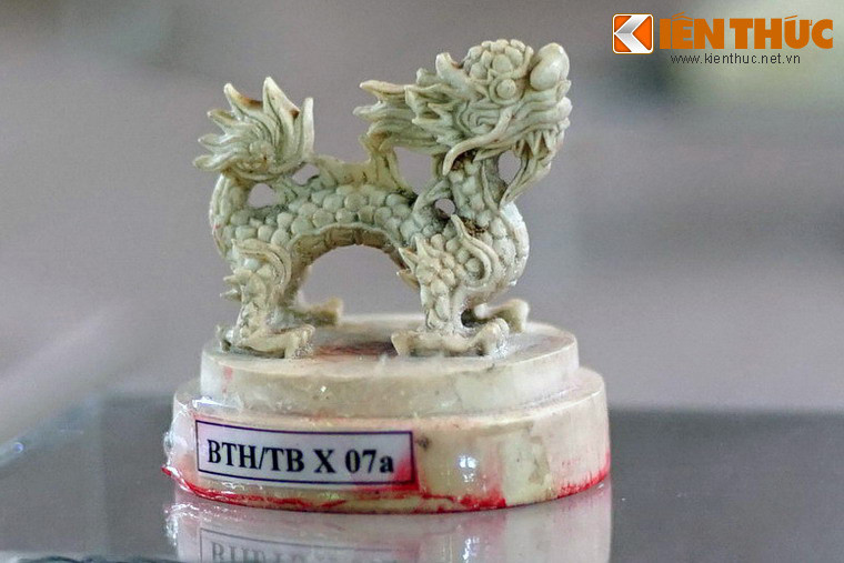 Hình tượng rồng trên núm ấn "Tự Đức ngự lãm chi bảo".