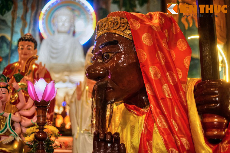 Một số hình ảnh khác về tượng Ông Đỏ, Ông Đen ở chùa Nhạn Sơn.