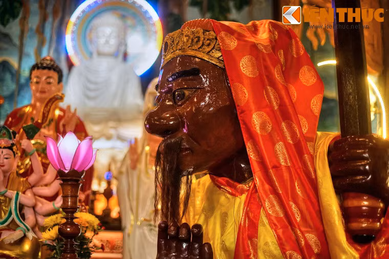 Một số hình ảnh khác về tượng Ông Đỏ, Ông Đen ở chùa Nhạn Sơn.