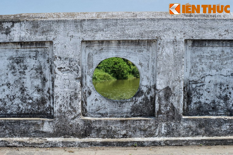 Cái cảm giác thư thái khi dạo thuyền rồng trên dòng Ngự Hà vào đêm trăng đã được vua Thành Thái ghi lại trong một bài thơ Ngự chế: “Trăng sáng treo lơ lửng giữa trời/ Ngự Hà nước biếc cả dòng khơi…”.