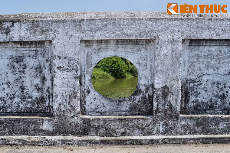 Cái cảm giác thư thái khi dạo thuyền rồng trên dòng Ngự Hà vào đêm trăng đã được vua Thành Thái ghi lại trong một bài thơ Ngự chế: “Trăng sáng treo lơ lửng giữa trời/ Ngự Hà nước biếc cả dòng khơi…”.