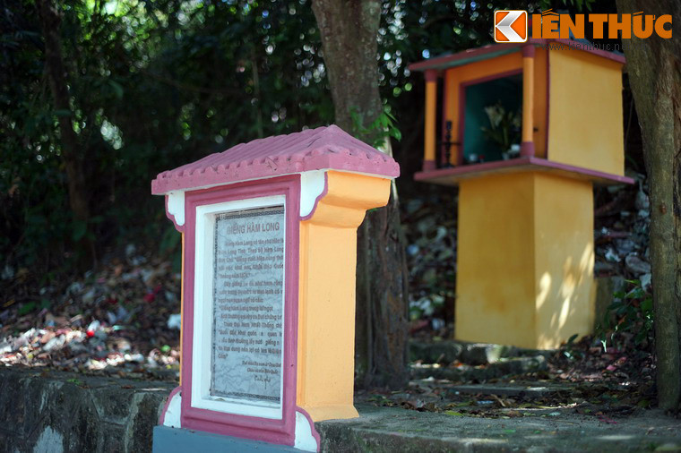 Ở phía trước giếng, một bia đá giới thiệu lịch sử giếng Hàm Long và miếu thờ nhỏ đã được dựng để phục vụ nhu cầu tham quan, chiêm bái của khách thập phương.