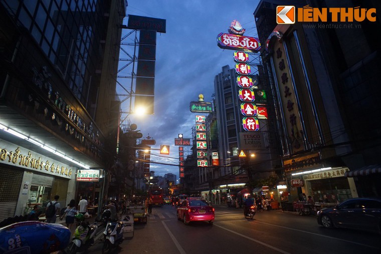 Do tiếng Hoa là ngôn ngữ chính, các bảng hiệu ở Phố Tàu đều thể hiện Hán tự với kích cỡ lớn và nổi bật nhất.