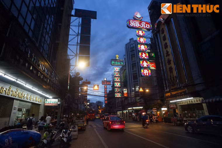 Do tiếng Hoa là ngôn ngữ chính, các bảng hiệu ở Phố Tàu đều thể hiện Hán tự với kích cỡ lớn và nổi bật nhất.