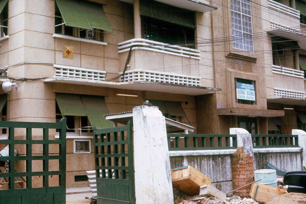 Bệnh viện Hải Quân Mỹ trên đường Trần Hưng Đạo, đối diện khách sạn Metropole. Ảnh: 11thrru.org.