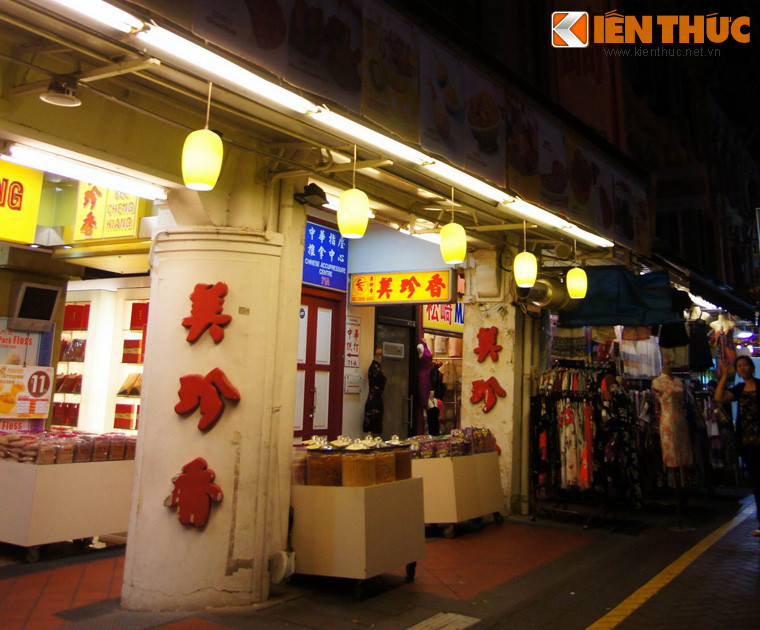 Các đường phố khác đáng chú ý là phố Thánh đường (Mosque), phố Chùa (Pagoda), phố Đền (Temple)... Mỗi khu phố mang một đặc trưng riêng gắn với tên gọi của mình.