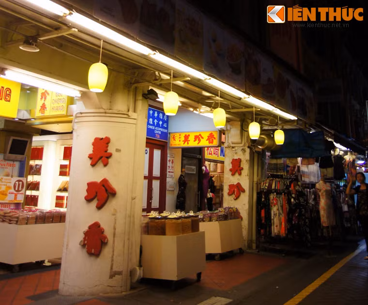 Các đường phố khác đáng chú ý là phố Thánh đường (Mosque), phố Chùa (Pagoda), phố Đền (Temple)... Mỗi khu phố mang một đặc trưng riêng gắn với tên gọi của mình.
