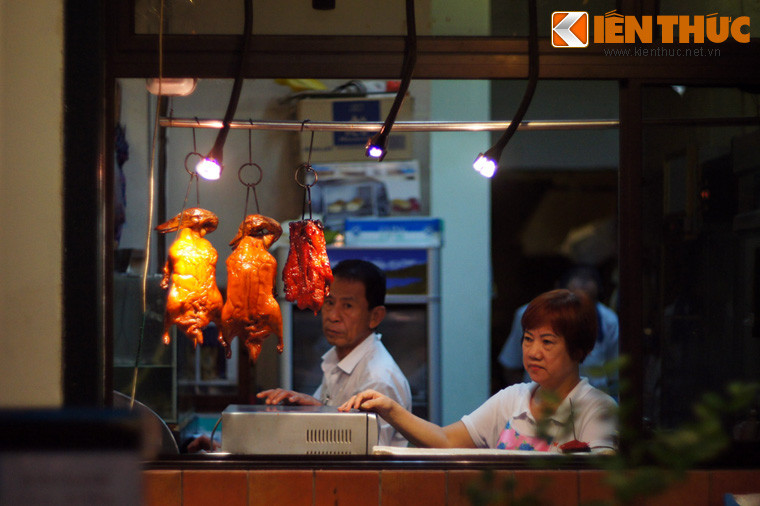 Như mọi khu Phố Tàu khác trên thế giới, ẩm thực là nét đặc sắc của Chinatown Singapore. Các món ăn ở đây rất phong phú, gồm những món truyền thống Trung Hoa, món đặc sản Singapore hoặc món ăn của những nền ẩm thực nổi tiếng thế giới.