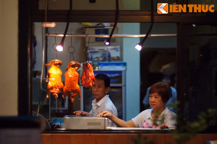 Như mọi khu Phố Tàu khác trên thế giới, ẩm thực là nét đặc sắc của Chinatown Singapore. Các món ăn ở đây rất phong phú, gồm những món truyền thống Trung Hoa, món đặc sản Singapore hoặc món ăn của những nền ẩm thực nổi tiếng thế giới.