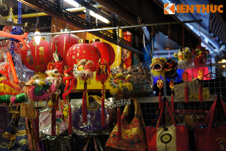 Dạo qua phố Trengganu, du khách sẽ mãn nhãn với các cửa hàng rực rỡ sắc màu, nơi bán đủ mọi chủng loại hàng hóa, từ đồ tạp hóa, may mặc, điện tử đến những sản phẩm mang đặc trưng văn hóa Trung Hoa như đèn lồng, tranh thư pháp, đầu lân...