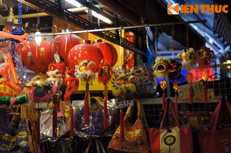 Dạo qua phố Trengganu, du khách sẽ mãn nhãn với các cửa hàng rực rỡ sắc màu, nơi bán đủ mọi chủng loại hàng hóa, từ đồ tạp hóa, may mặc, điện tử đến những sản phẩm mang đặc trưng văn hóa Trung Hoa như đèn lồng, tranh thư pháp, đầu lân...