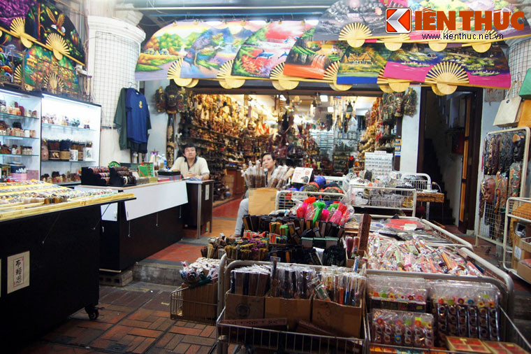 Trong quá khứ, Phố Tàu từng là một nơi phức tạp về an ninh trật tự với sự hiện diện của phố đèn đỏ cùng một số lượng lớn người bán hàng rong và lao động chân tay với thu nhập thấp. Trong thập niên 1980, tình trạng này đã được xóa bỏ với việc tái phân bố dân cư và lao động của khu vực.