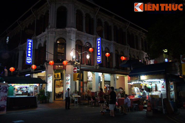 Một khu phố quan trọng khác của khu Phố Tàu là phố Smith, con phố ẩm thực nổi tiếng của Singapore.