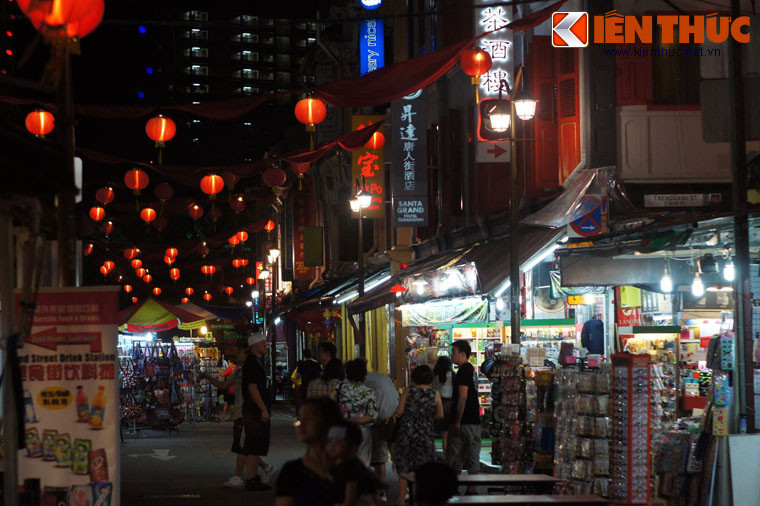 Con phố này tập trung rất nhiều cửa hàng, từng được người châu Âu mệnh danh là "Phố Piccadilly của Hoa kiều Singapore" từ cuối thế kỷ 19. (Piccadilly là tên con phố thời trang, ẩm thực nổi tiếng của London, Anh).