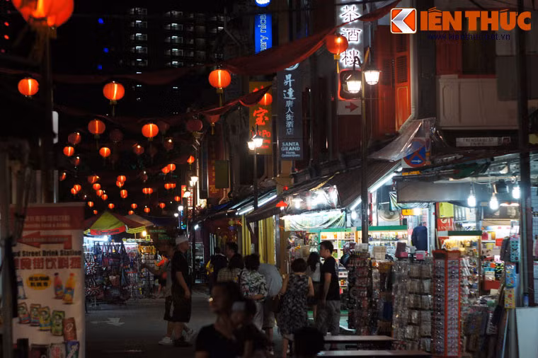 Con phố này tập trung rất nhiều cửa hàng, từng được người châu Âu mệnh danh là "Phố Piccadilly của Hoa kiều Singapore" từ cuối thế kỷ 19. (Piccadilly là tên con phố thời trang, ẩm thực nổi tiếng của London, Anh).