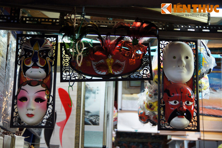 Các mặt hàng lưu niệm ở Phố Tàu rất đa dạng, trong đó hấp dẫn nhất là các sản phẩm mang đặc trưng văn hóa Trung Hoa. Giá cả có phần đắt hơn với các khu Phố Tàu khác trong khu vực, nhưng du khách có thể trả giá một cách khá thoải mái.