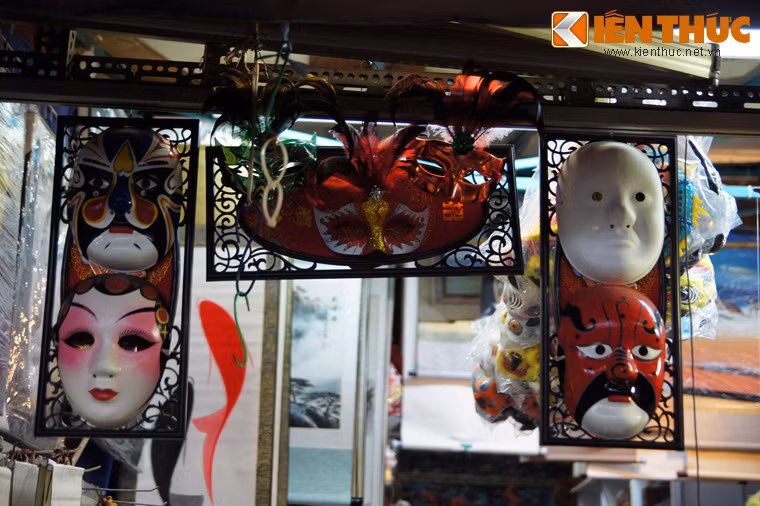 Các mặt hàng lưu niệm ở Phố Tàu rất đa dạng, trong đó hấp dẫn nhất là các sản phẩm mang đặc trưng văn hóa Trung Hoa. Giá cả có phần đắt hơn với các khu Phố Tàu khác trong khu vực, nhưng du khách có thể trả giá một cách khá thoải mái.