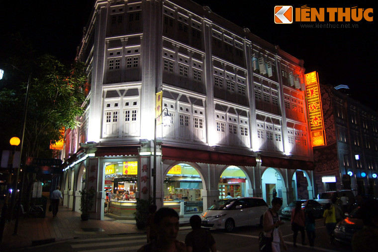 Di sản kiến trúc ở Phố Tàu Singapore khá phong phú. Các ngôi nhà mặt phố là sự kết kết hợp của kiến trúc phương Tây như phong cách Baroque, Victoria với kiến trúc Á Đông. Ngoài ra, trong khu vực có các đền chùa Phật giáo, Ấn Độ giáo, thành đường Hồi giáo với kiến trúc đặc thù.