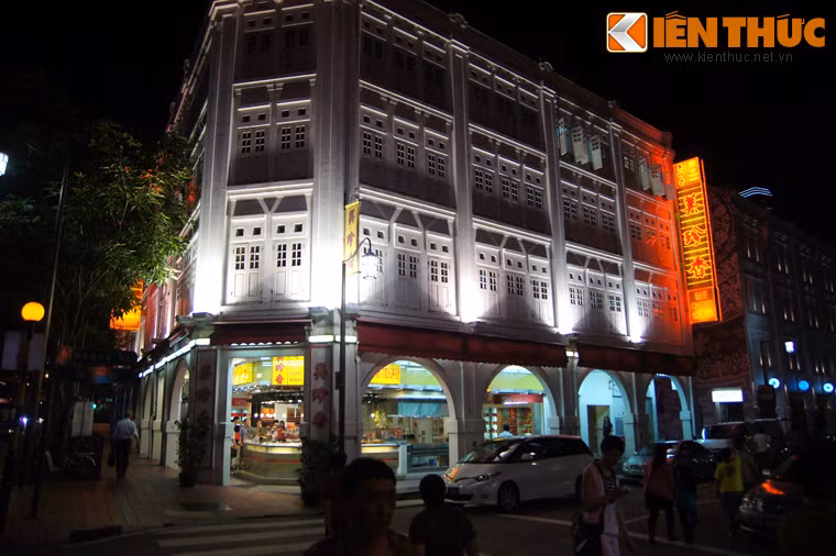 Di sản kiến trúc ở Phố Tàu Singapore khá phong phú. Các ngôi nhà mặt phố là sự kết kết hợp của kiến trúc phương Tây như phong cách Baroque, Victoria với kiến trúc Á Đông. Ngoài ra, trong khu vực có các đền chùa Phật giáo, Ấn Độ giáo, thành đường Hồi giáo với kiến trúc đặc thù.