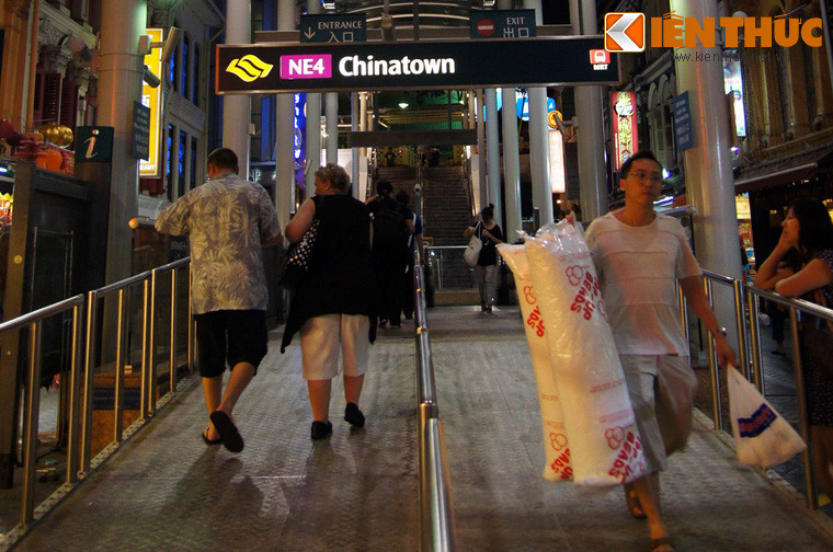 Việc di chuyển đến Phố Tàu khá thuận tiện. Ngoài các phương tiện di chuyển phố thông như xe buýt, taxi, du khách cũng có thể đi tàu điện ngầm đến nhà ga nằm giữa trung tâm Phố Tàu.