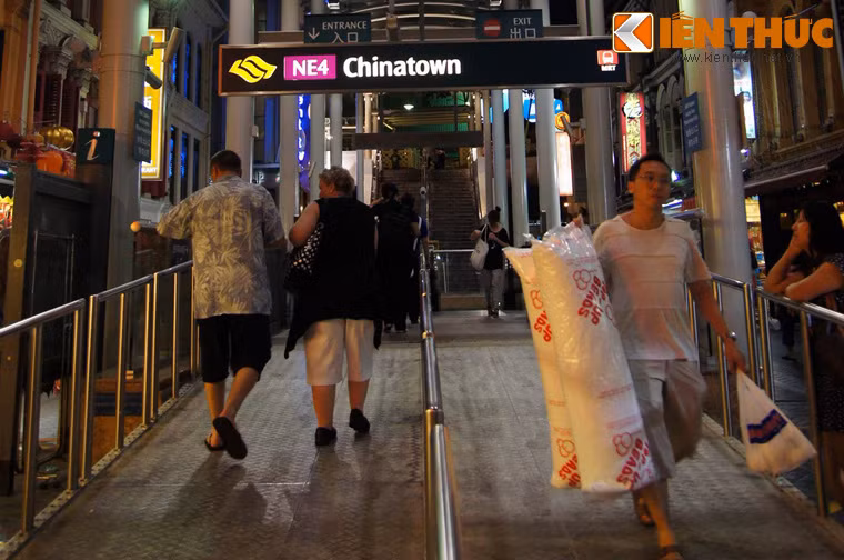 Việc di chuyển đến Phố Tàu khá thuận tiện. Ngoài các phương tiện di chuyển phố thông như xe buýt, taxi, du khách cũng có thể đi tàu điện ngầm đến nhà ga nằm giữa trung tâm Phố Tàu.