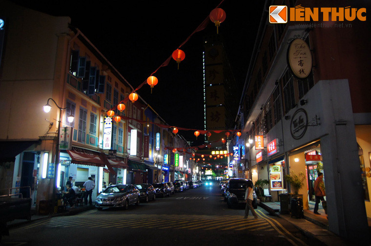 Điểm chung của các con phố ở Phố Tàu Singapore là các cửa hàng luôn mở cửa từ sáng sớm đếm đêm khuya, phía trên phố được treo những hàng đèn lồng đỏ bắt mắt.