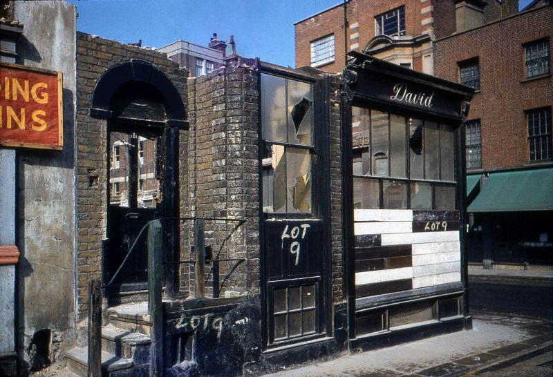 Một cửa hàng ở góc phố được phá dỡ để xây dựng lại. Ảnh: Hardwicke Knight.