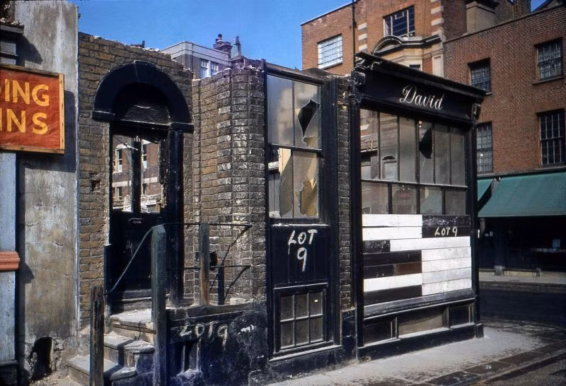 Một cửa hàng ở góc phố được phá dỡ để xây dựng lại. Ảnh: Hardwicke Knight.