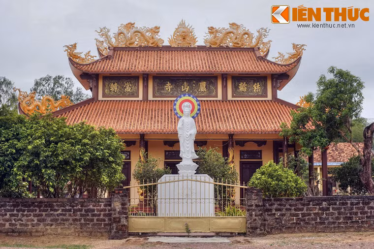 Chùa Nhạn Sơn được những thế hệ đầu tiên của người Việt di cư đến Bình Định góp công sức xây lên để đáp ứng nhu cầu tâm linh. Ban đầu chùa chỉ là một ngôi chùa làng lụp xụp. Đến thế kỷ 16 Hòa thượng Thích Chí Mẫn mới cho đại trùng tu lại ngôi chùa và đặt tên là chùa Nhạn Sơn.