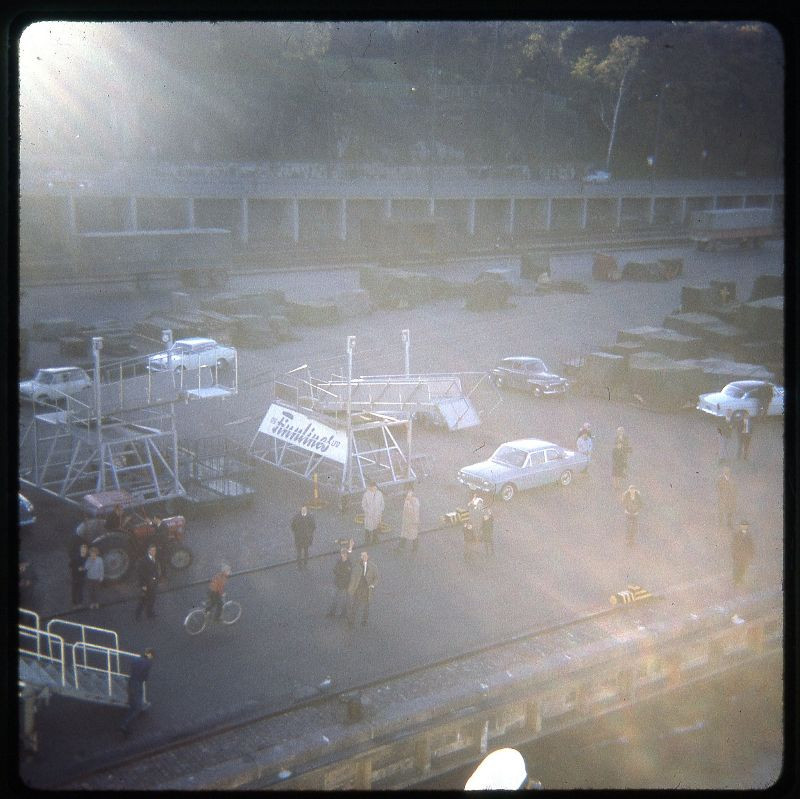 Bên trên bến phà, 1966. Ảnh: Vintag.