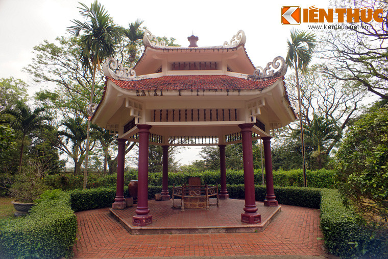 Trong khuôn viên đền thờ Tây Sơn tam kiệt ở thị trấn Phú Phong, huyện Tây Sơn, tỉnh Bình Định có một chiếc giếng cổ đặc biệt gắn với lịch sử của triều đại Tây Sơn.