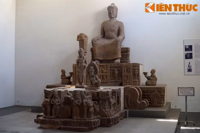 Bức tượng này hiện được trưng bày ở phòng Đồng Dương của Bảo tàng Điêu khắc Chăm Đà Nẵng.