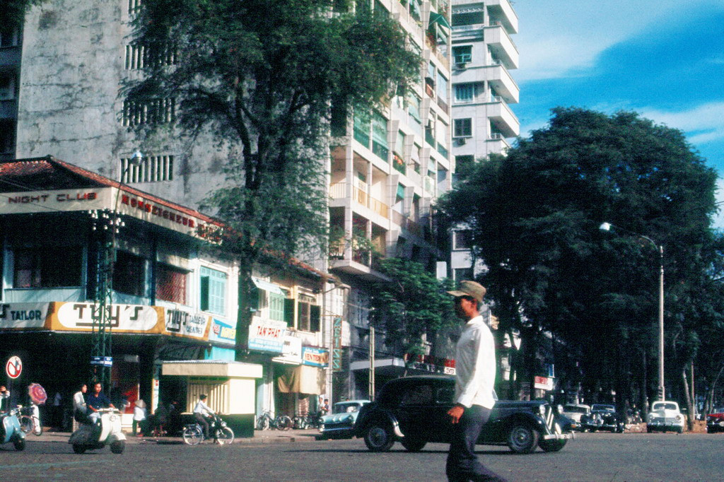 Góc Nguyễn Huệ - Nguyễn Văn Thinh (nay là Nguyễn Huệ - Mạc Thị Bưởi). Ảnh: 11thrru.org.