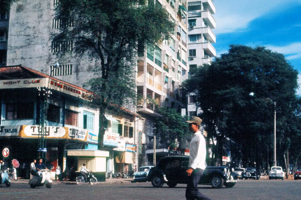 Góc Nguyễn Huệ - Nguyễn Văn Thinh (nay là Nguyễn Huệ - Mạc Thị Bưởi). Ảnh: 11thrru.org.