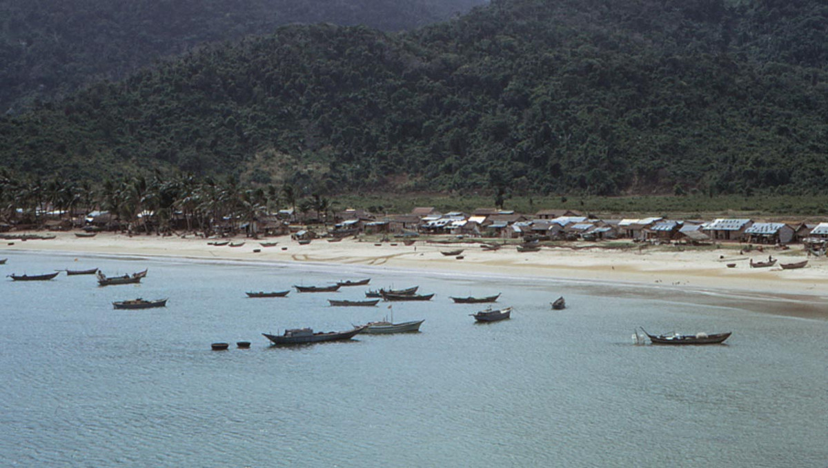 Làng chài gần vịnh Vũng Rô. Ảnh: Steve.